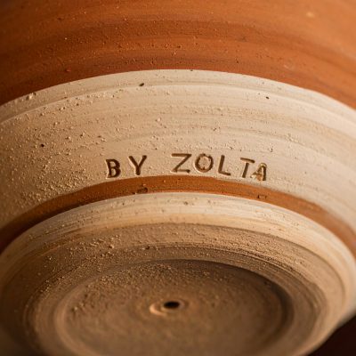 Firefly_Afbeelding van de onderkant van een pot van een pottenbakkerij waarin heel klein en s 919044