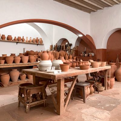 Firefly_Afbeelding van een atelier voor een pottenbakkerij. Met terracotta RGB kleur 8e5c46, 115746